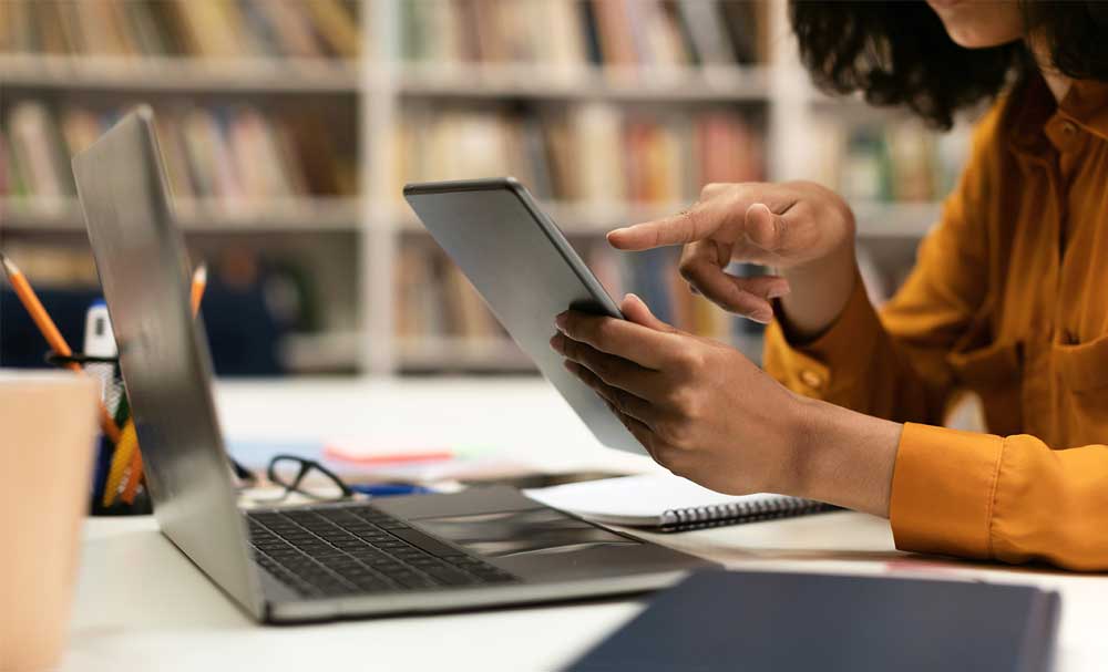 Pc e tablet in biblioteca