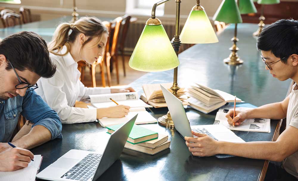 Studenti in biblioteca che utilizzano il pc portatile